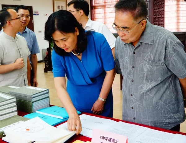 國家衛(wèi)生健康委黨組成員、國家中醫(yī)藥管理局黨組書記余艷紅（前排左一）在中醫(yī)藥信息研究所調(diào)研中醫(yī)古籍相關(guān)工作